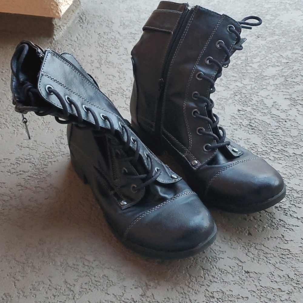 Great condition Guess boots size 8